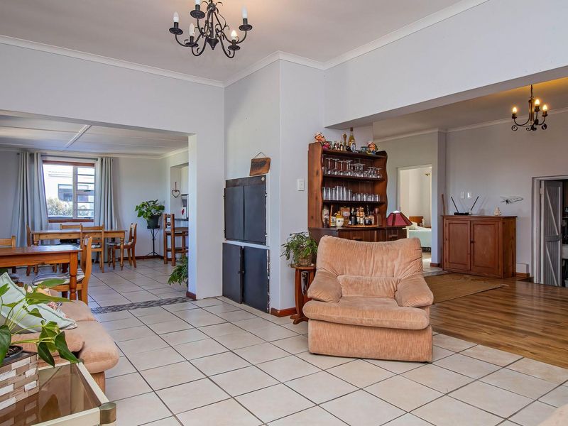 Family-sized Home in De Kelders - Photo 8