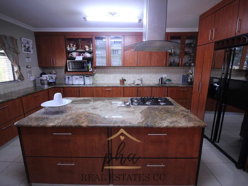 4 Bedroom house with 2 bedroom Flat for Sale - Swakopmund (Ext 9) - Photo 3