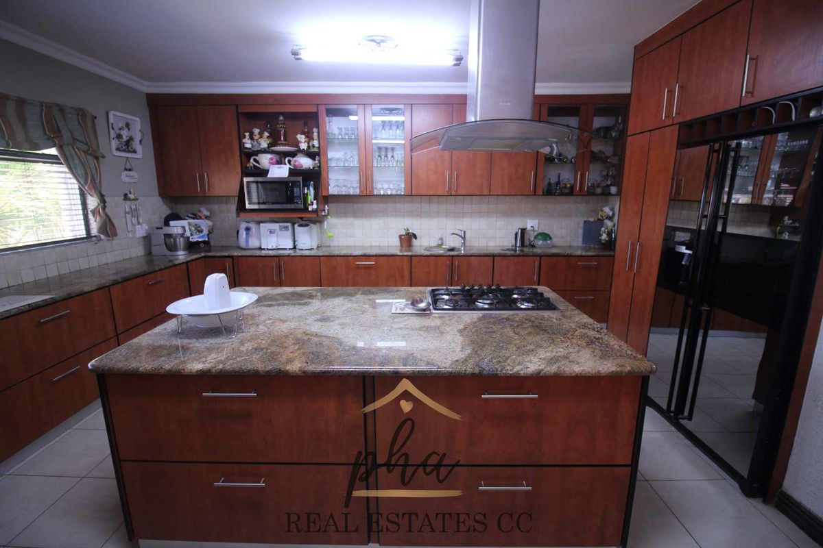 4 Bedroom house with 2 bedroom Flat for Sale - Swakopmund (Ext 9) - Photo 3