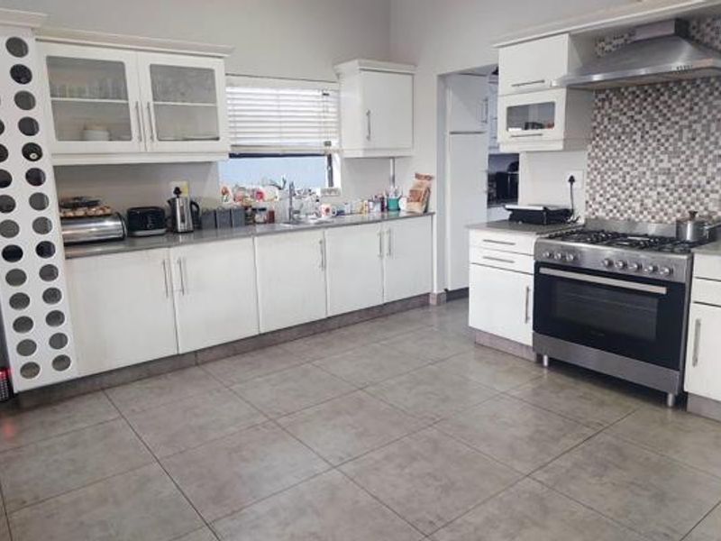3 bedroom house with a separate flat - Photo 1
