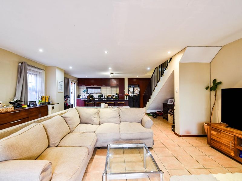 Modern 3-Bedroom Simplex in Secure Olympus Estate - Photo 4