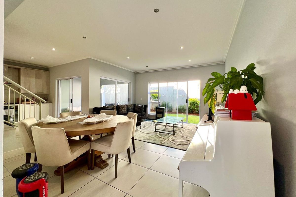 DOUBLE STOREY GARDEN APARTMENT FOR SALE IN BRYANSTON - Photo 3