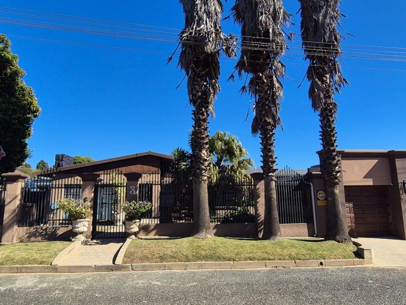 Elegant Family Home with Exceptional Entertainment Spaces | Secure Cul-de-Sac | The Hill, Johannesburg - Photo 3