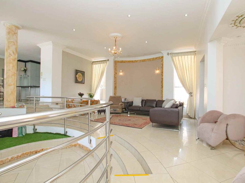 Spectacular home in a boom access controlled street in Prime Umhlanga. - Photo 10