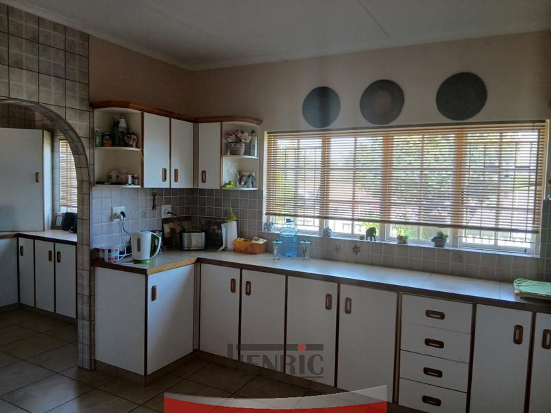 Neatness and space don't come better than this - Photo 5