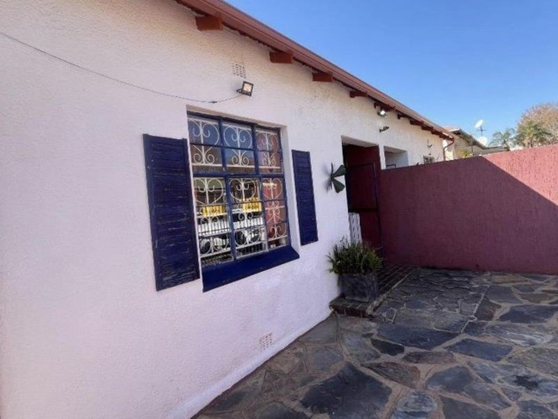 6-Bedroom Semi-Detached Home for Sale – Bezuidenhout Valley, Johannesburg Prime Location | Dual-Living | Investment Potential - Photo 2