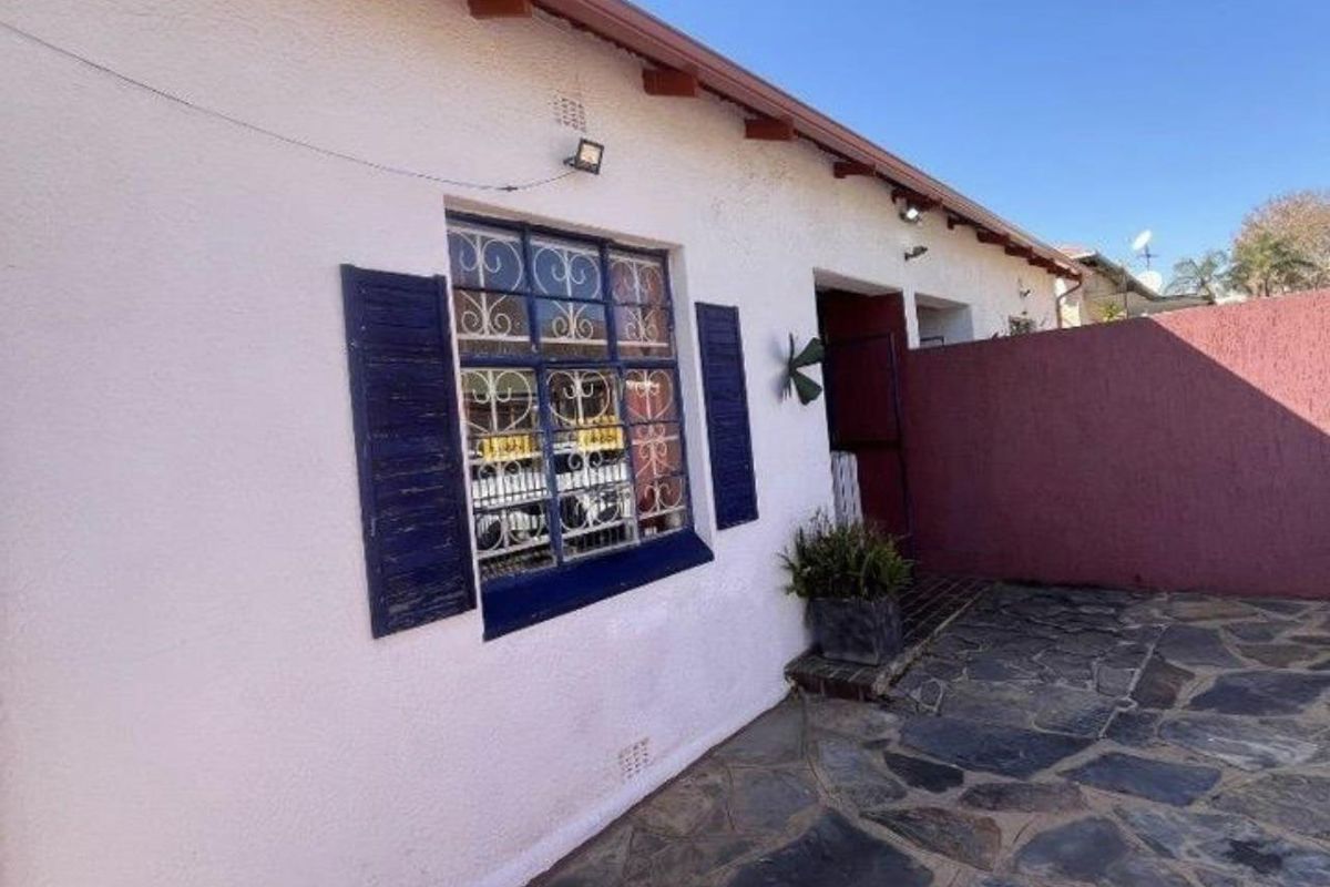 6-Bedroom Semi-Detached Home for Sale – Bezuidenhout Valley, Johannesburg Prime Location | Dual-Living | Investment Potential - Photo 2