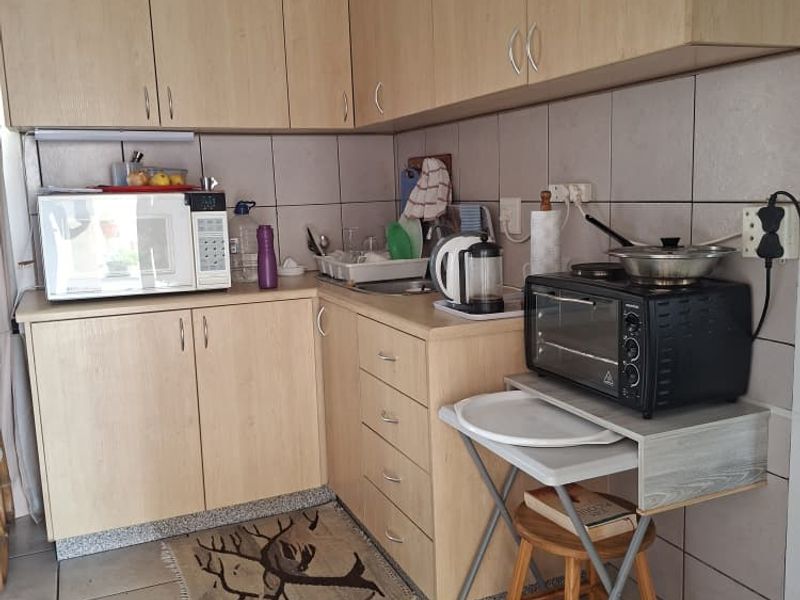 Charming 1-bedroom retirement unit for sale - Photo 3
