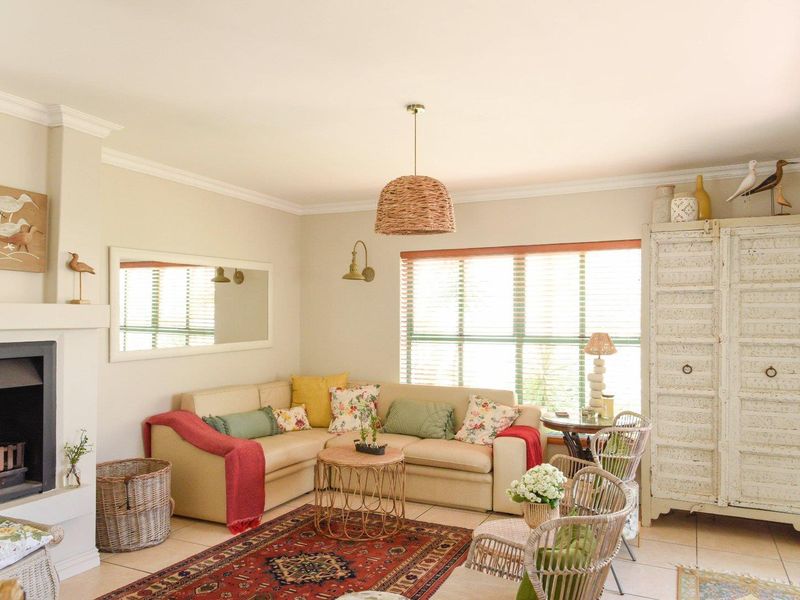 Exquisite and charming home with a beautiful garden in the always popular Kingshaven Estate - Photo 6