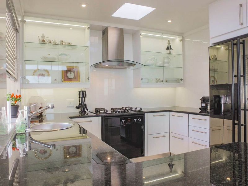 Beautiful family home with flatlet in Baronetcy Estate, Plattekloof. - Photo 4