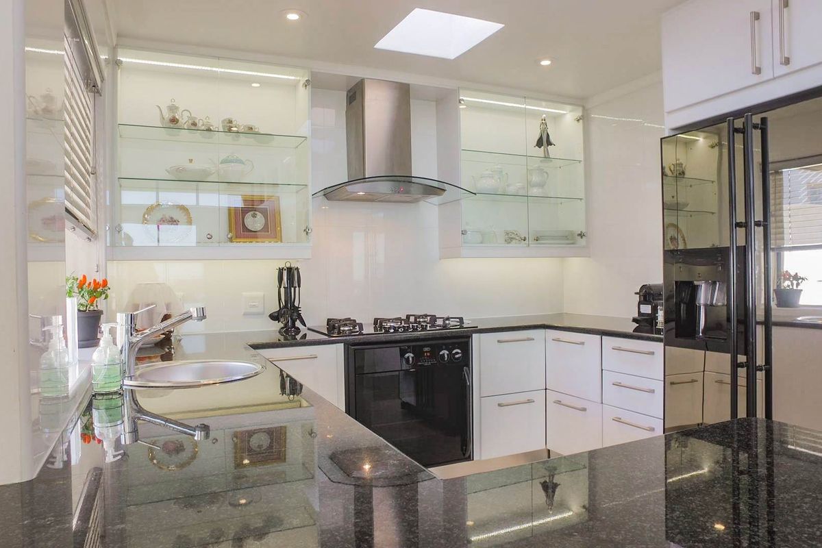 Beautiful family home with flatlet in Baronetcy Estate, Plattekloof. - Photo 4