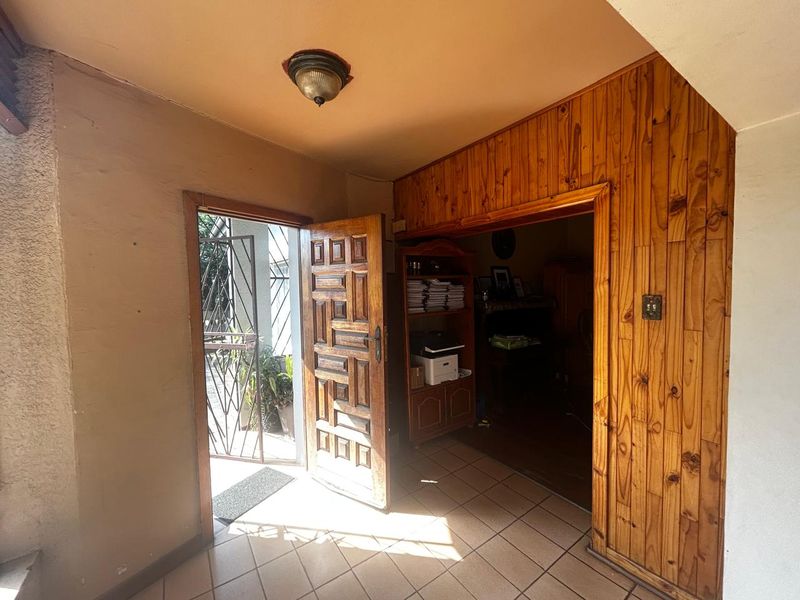 Charming 3-Bedroom Home - Photo 3