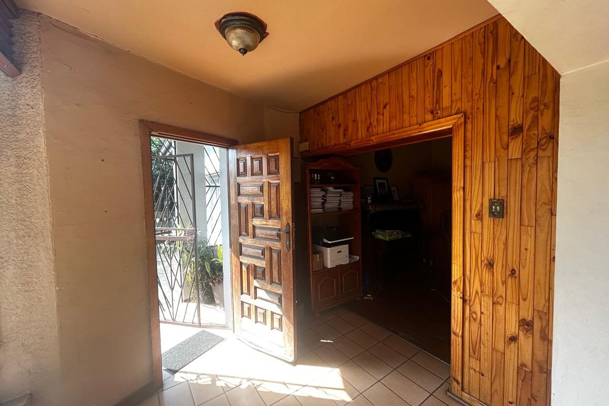 Charming 3-Bedroom Home - Photo 3