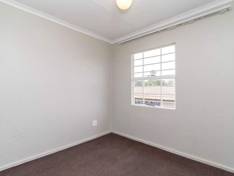 LOVELY THREE BEDROOM TOWNHOUSE - Photo 10