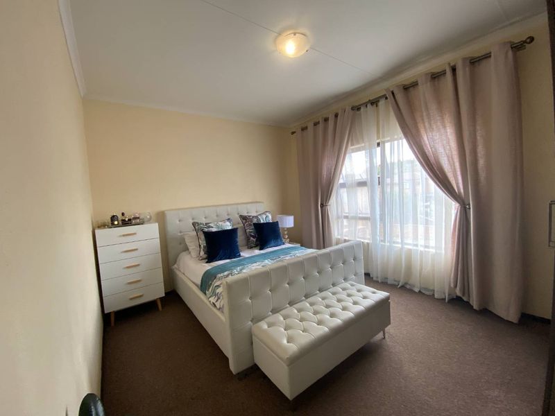 Stunning 2-bedroom pet-friendly duplex townhouse For Sale in Helderkruin - Photo 5