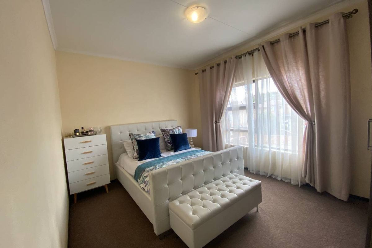 Stunning 2-bedroom pet-friendly duplex townhouse For Sale in Helderkruin - Photo 5