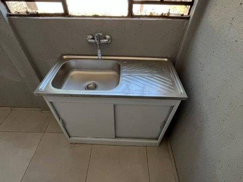 1 BEDROOM COTTAGE TO RENT IN CAPITAL PARK - Photo 2