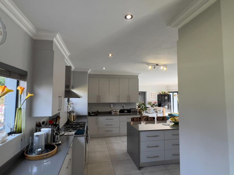 Available for Rental 1 June 2026 - 4 Bedrooms with pool - Photo 10