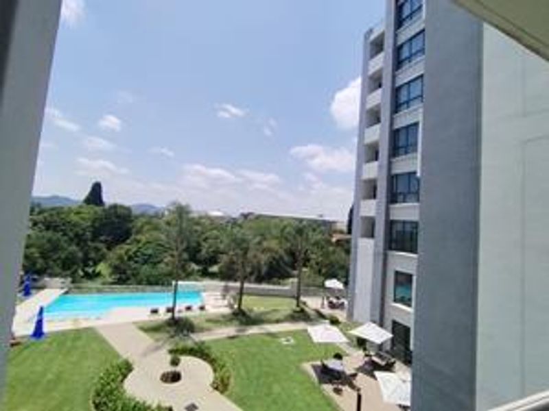Executive fully furnished 1 bedroom apartment in The Regency - Photo 2