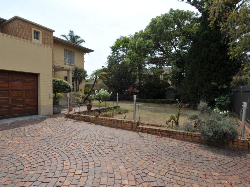 Charming 3-Bedroom Family Home with Pool & Flatlet in Colbyn - Photo 3