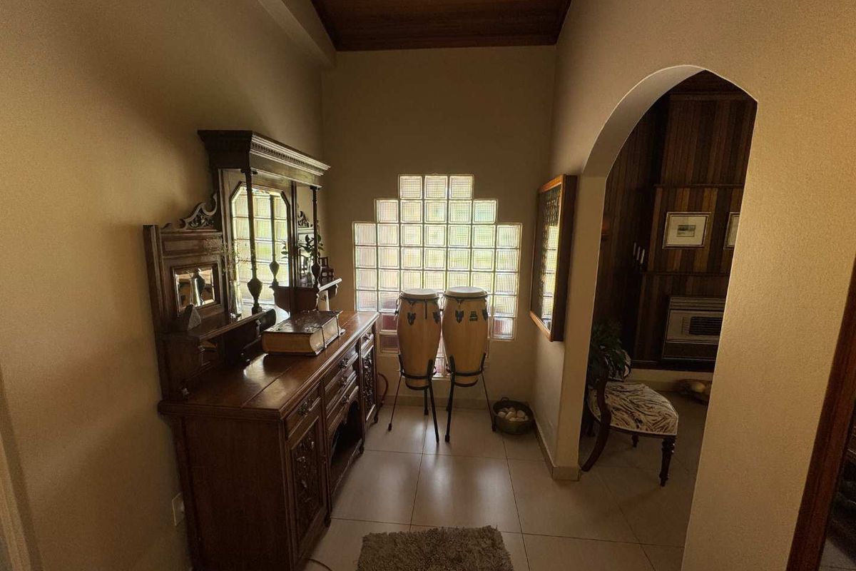 Large Home with flatlets for sale in a boomed off street - Photo 4