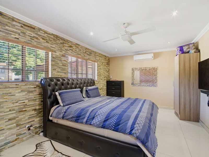 ​Modern Smart Home Masterpiece in Prestigious Lonehill - Photo 7