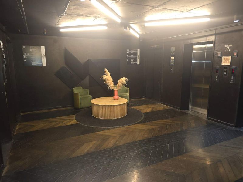 Chic Bachelor Apartment in Vibrant New Doornfontein - Photo 4