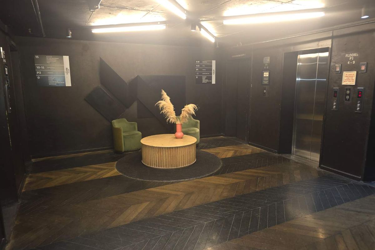 Chic Bachelor Apartment in Vibrant New Doornfontein - Photo 4