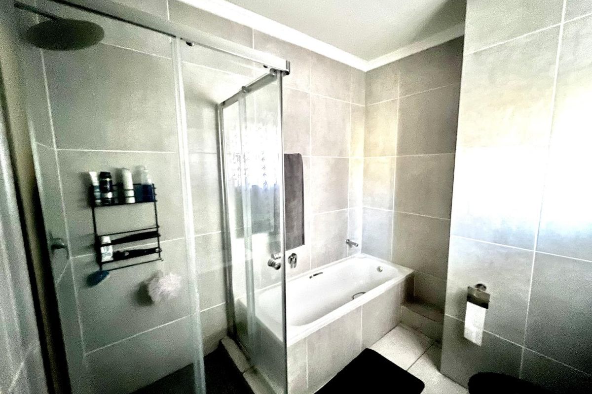 Ground Floor Modern Townhouse - Photo 4