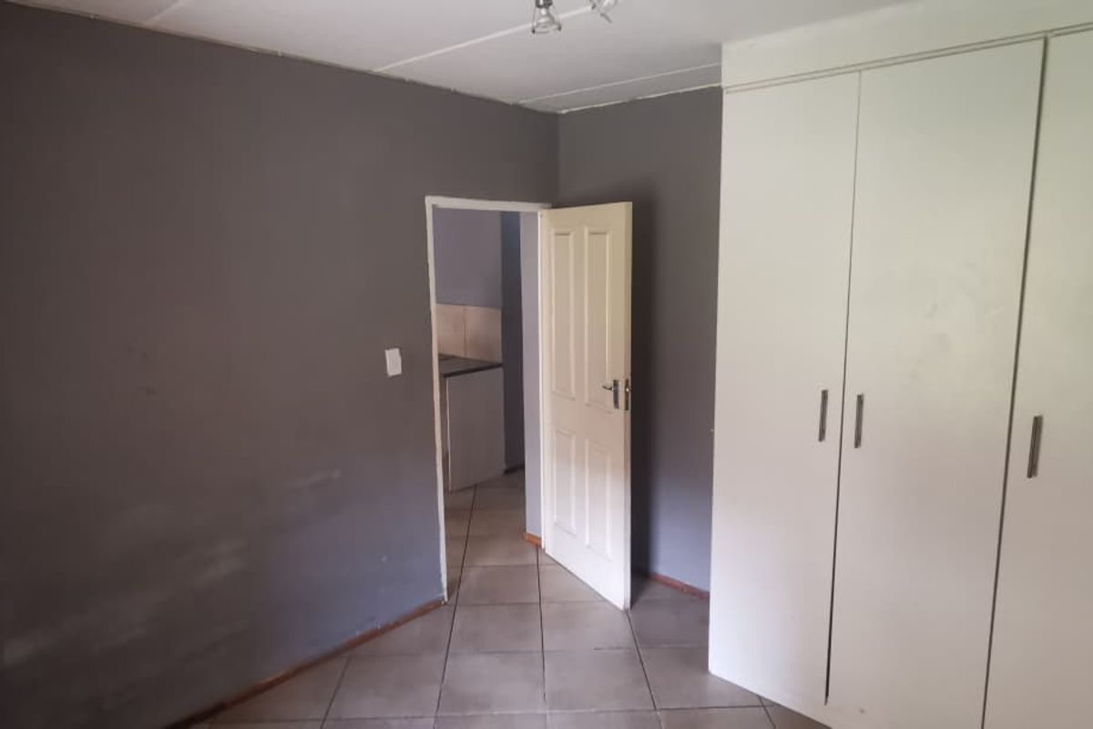 Open-Plan Living in a Delightful 2-Bedroom Home!! - Photo 5