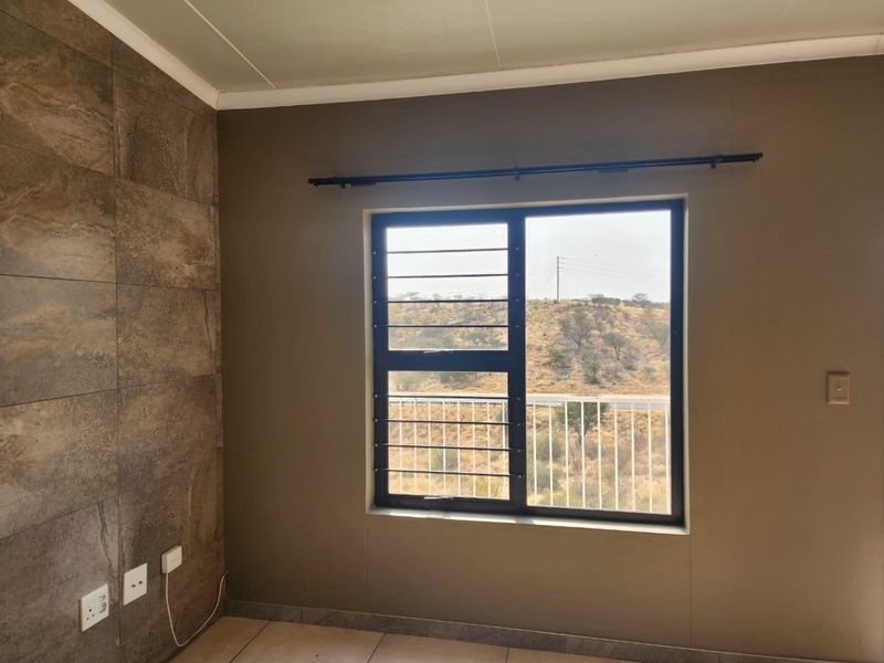 Otjomuise 2 bedroom apartment NEWLY RENOVATED for sale! - Photo 5