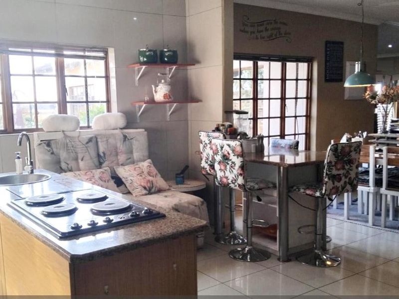 For Sale: Spacious Family Farmhouse - Photo 8