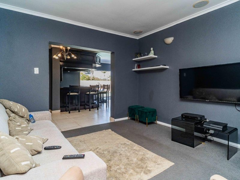 Jaw-dropping Stunner! Ultimate dream house at an unbeatable price! - Photo 5