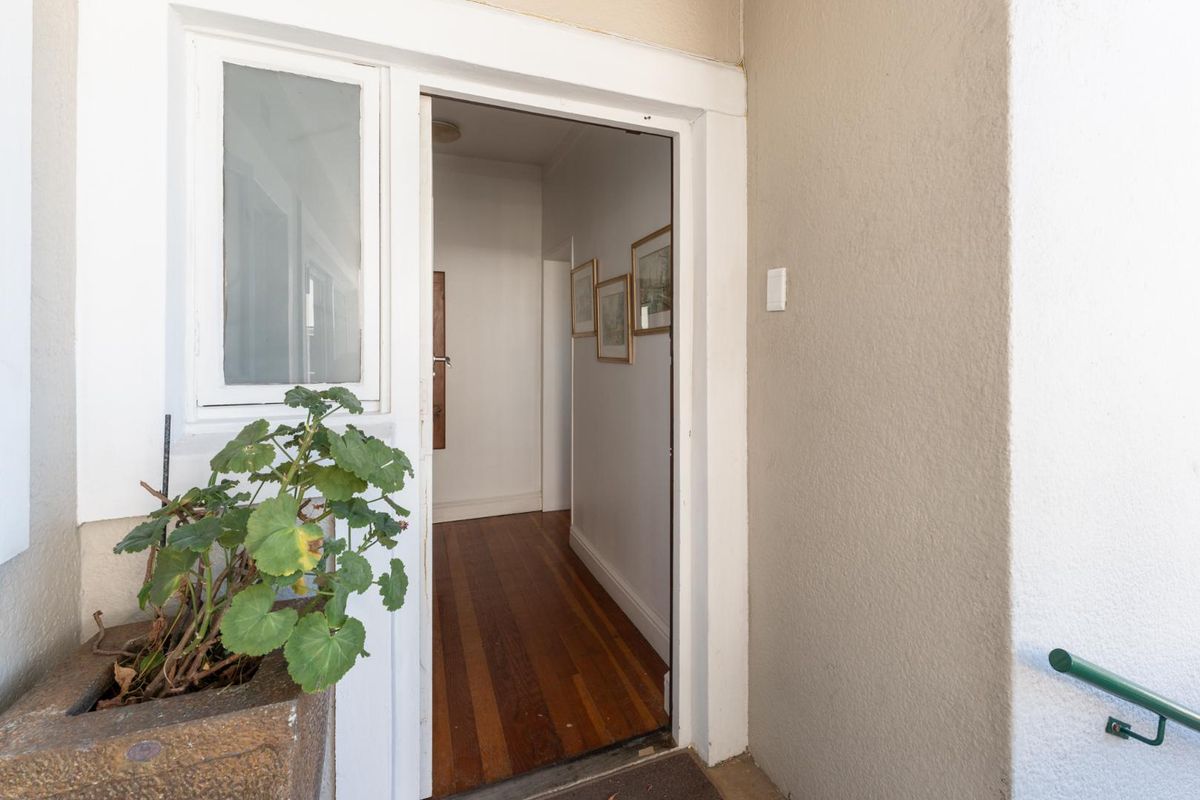 Stunning sea and mountain view apartment For Sale - Photo 2