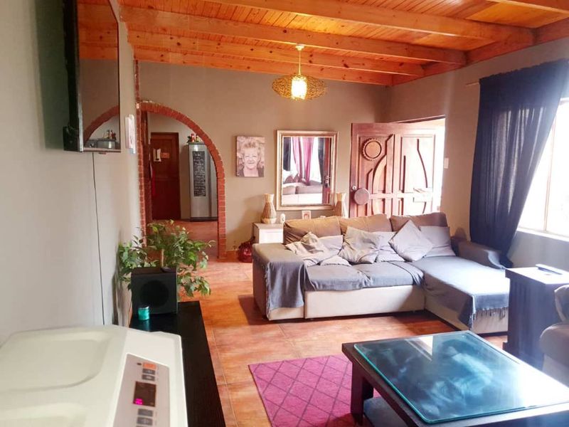 Spacious 3-Bedroom Home with Entertainment Room and Flatlet. - Photo 4