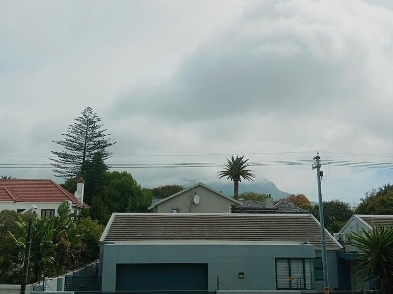 Large Furnished Bedroom with En-suite Bathroom (HOUSE SHARE) - Photo 9