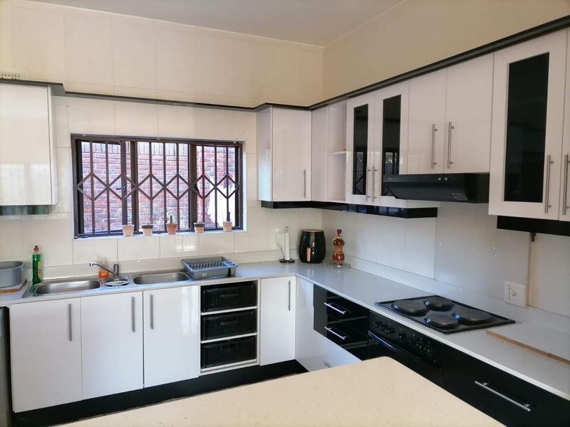 Luxury 5 Bedroom Family Home with Pool &amp; Garden in Prime Malvern Queensburgh - Photo 6