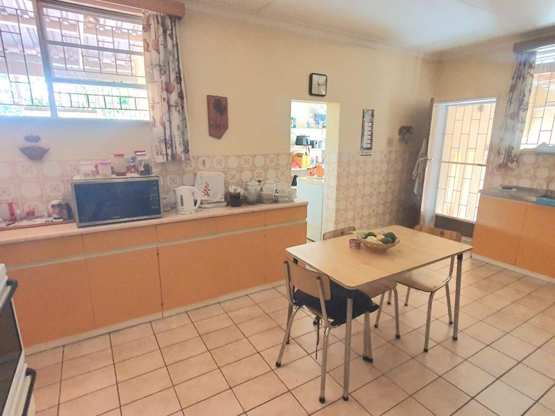 Exclusive Corner Property with Main House and Two Separate Flats – Prime Location in Erospark, Windhoek - Photo 8