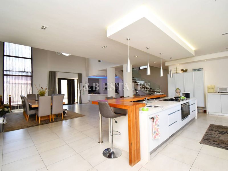 Breathtaking 5-Bedroom House Near Lagoon - Photo 7