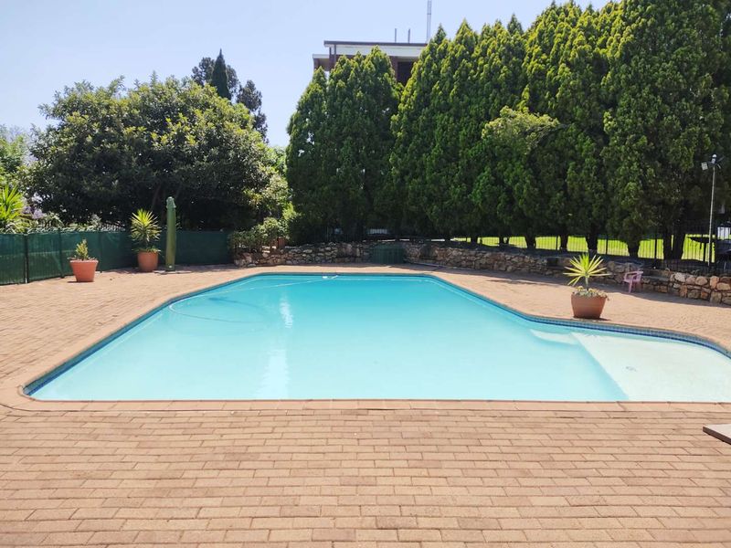 Comfortable, Secure Living in Pendoring Gardens – Spacious 3-Bedroom Apartment - Photo 4