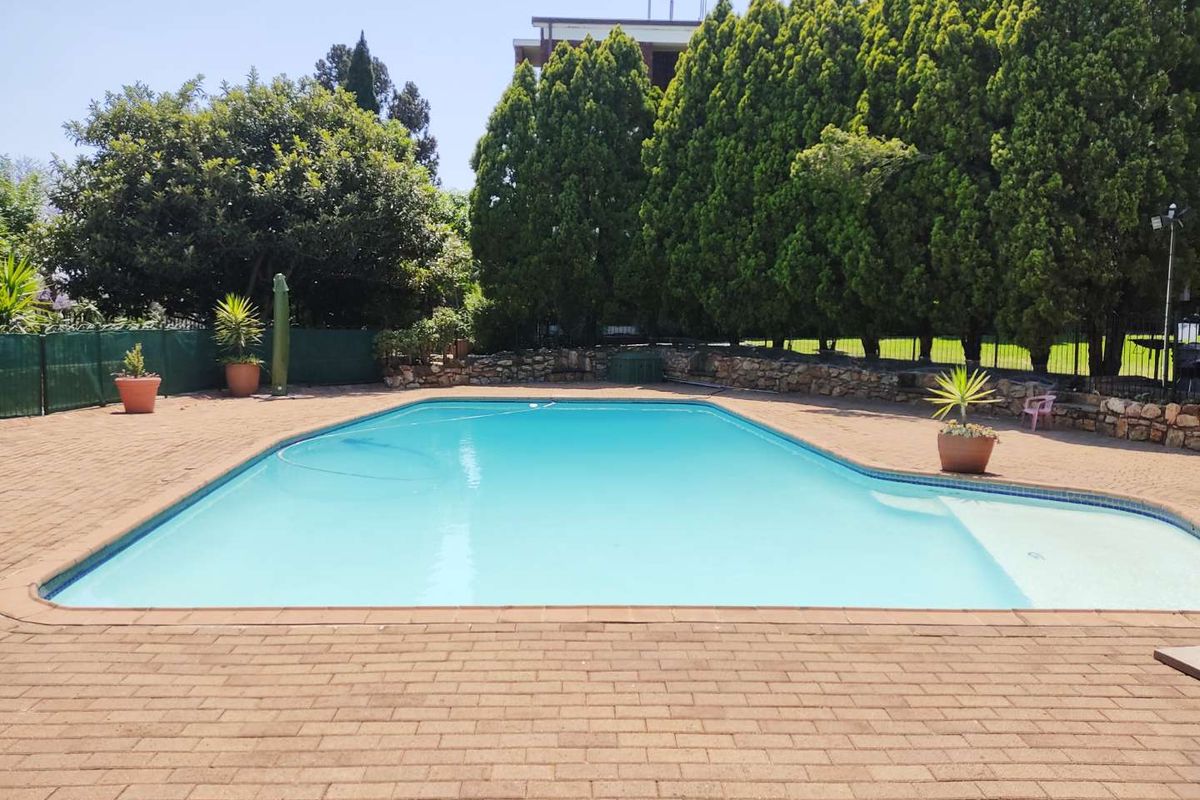 Comfortable, Secure Living in Pendoring Gardens – Spacious 3-Bedroom Apartment - Photo 4