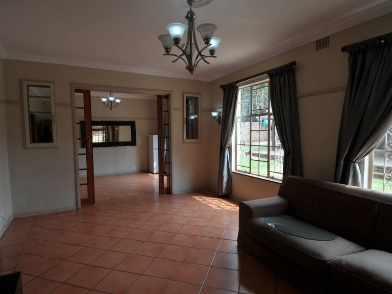 Charming 3-Bedroom Family Home with Pool & Flatlet in Colbyn - Photo 10