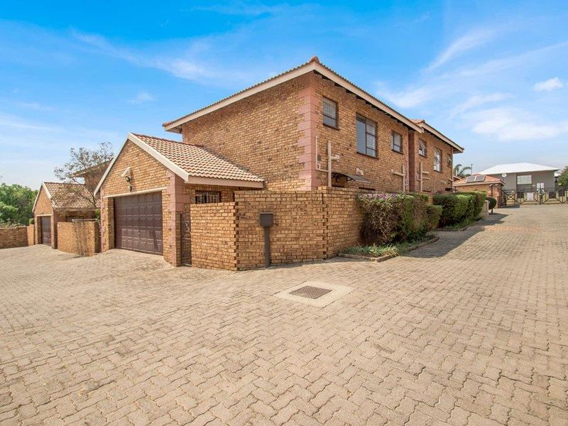 Neat 3 bedroom 2.5 bathroom home for sale in Honeydew Manor - Photo 3