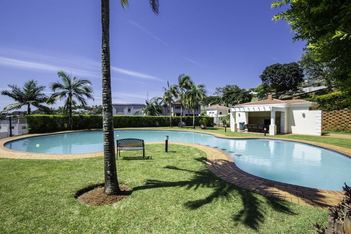 Stunning 3-Bedroom Townhouse with Panoramic Sea Views & Drive Up Access - Photo 4