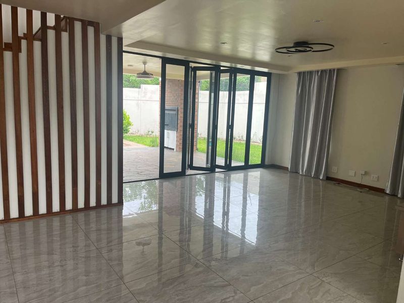 Luxury 5 Bedroom Modern Home for Sale in Bedfordview Estate – Pool, Balconies & Premium Finishes - Photo 7