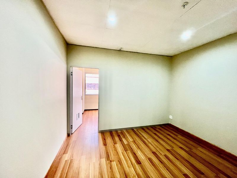 Prime Investment Opportunity: Fully Renovated Apartment at The Colosseum, Johannesburg CBD - Photo 2