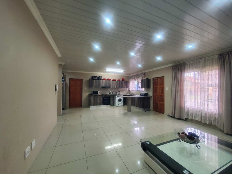 Luxury living in this modern 3-bedroom homes with double garages - Photo 4