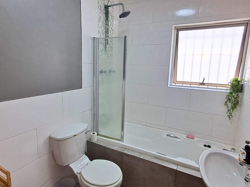 Neat 3 Bedroom Home With Pool in Brackenfell - Photo 10