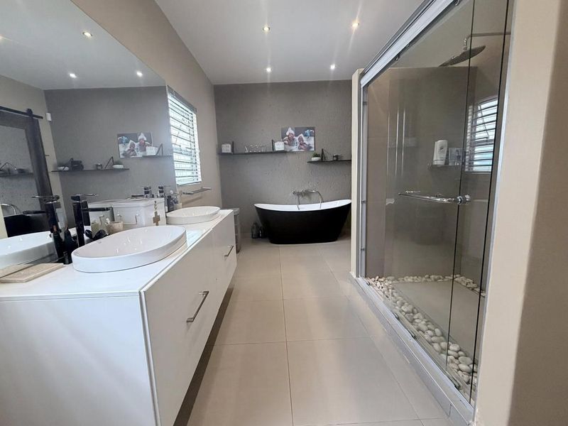 4 Bedroom House For Sale in Auasblick - Photo 7