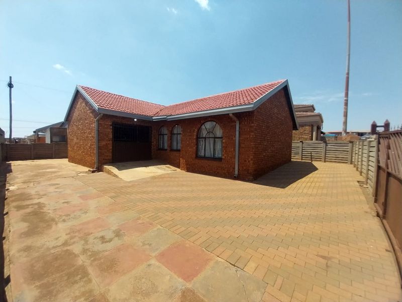 4 Bedroom House Ready To Welcome You In Maokeng Tembisa Ext 1 - Photo 2